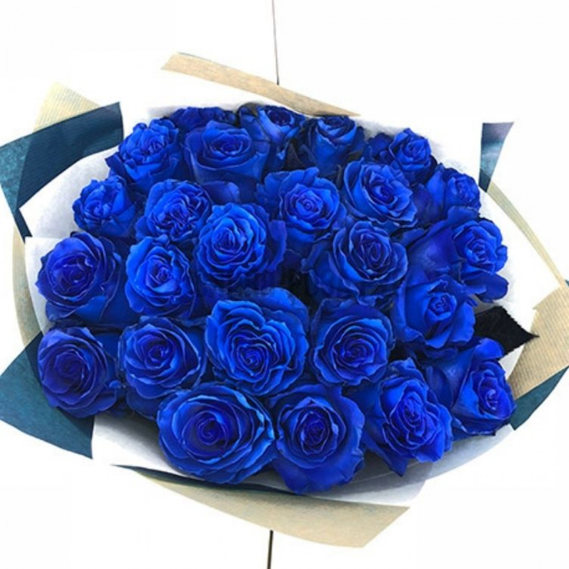 Голубые розы в черной упаковке